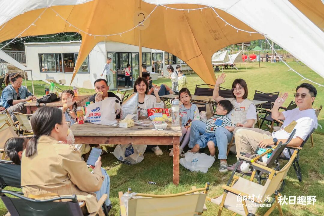 自在村家庭在乡野营地共同聚会