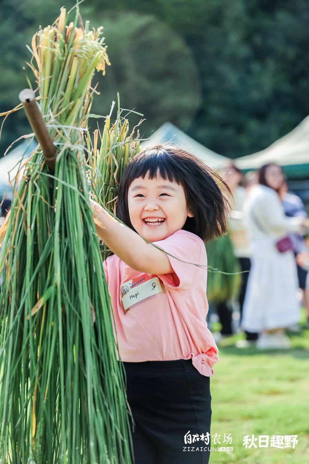 孩子手捧稻穗感受秋收