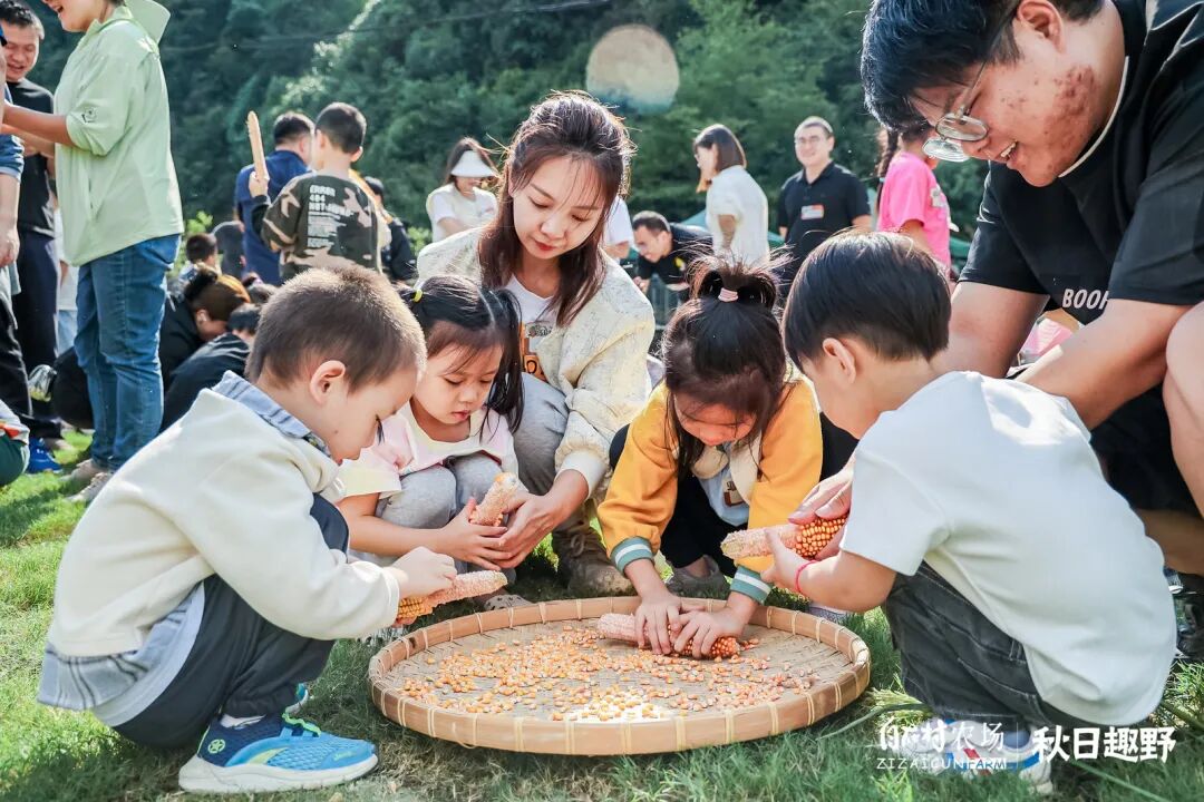 孩子们围在一起观察并参与自然体验