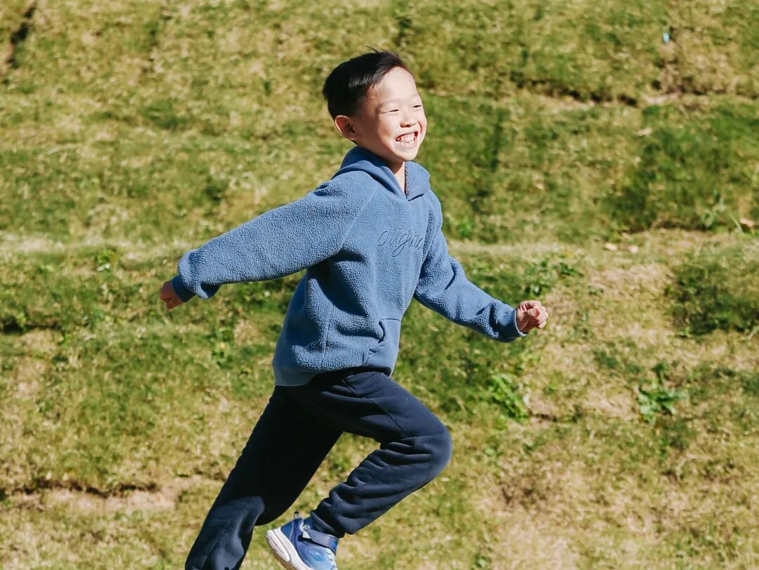 孩子在草地上自在奔跑