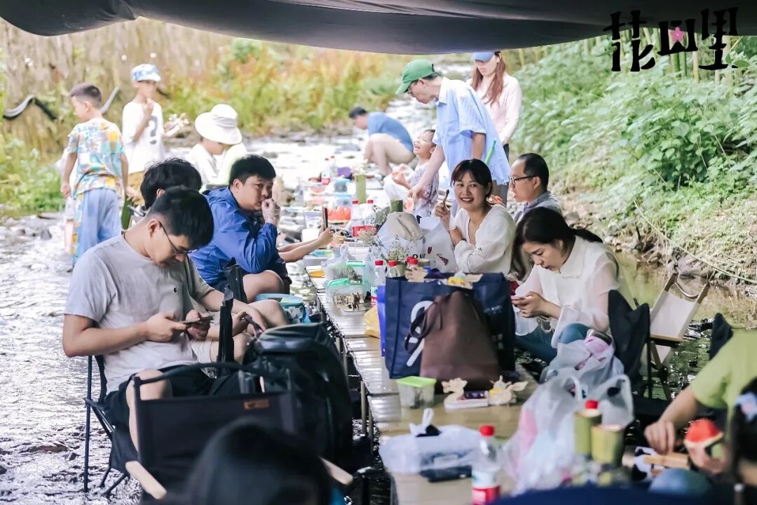 家庭在乡村活动现场共同用餐交流