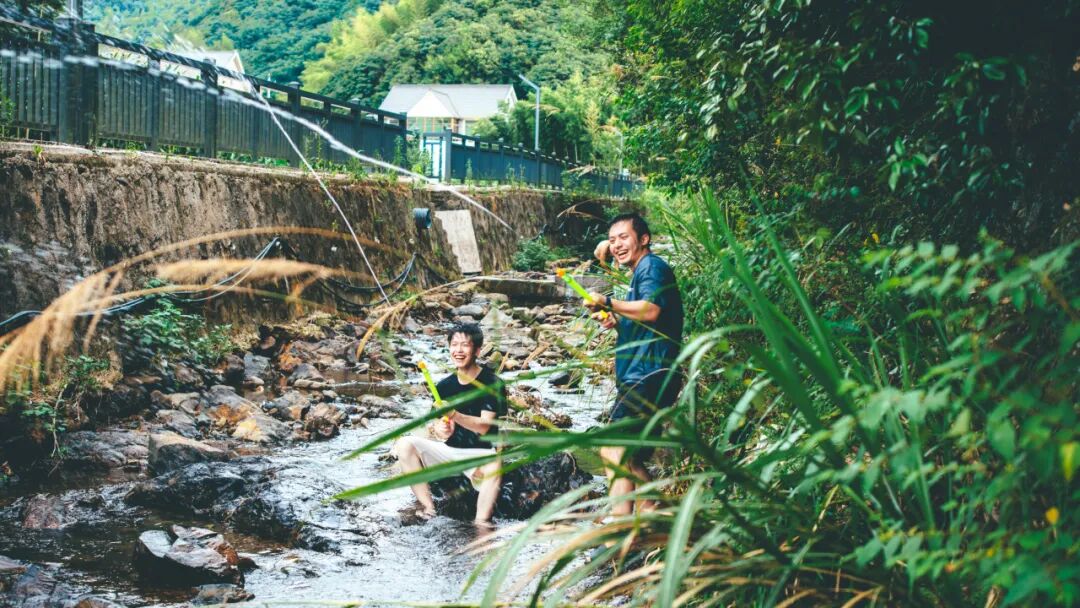 家庭在林间溪水边共同探索