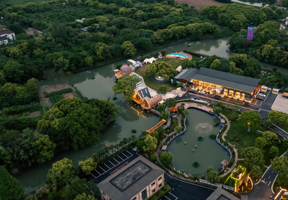 息塘驿及周边水岸、树林与建筑的航拍实景。